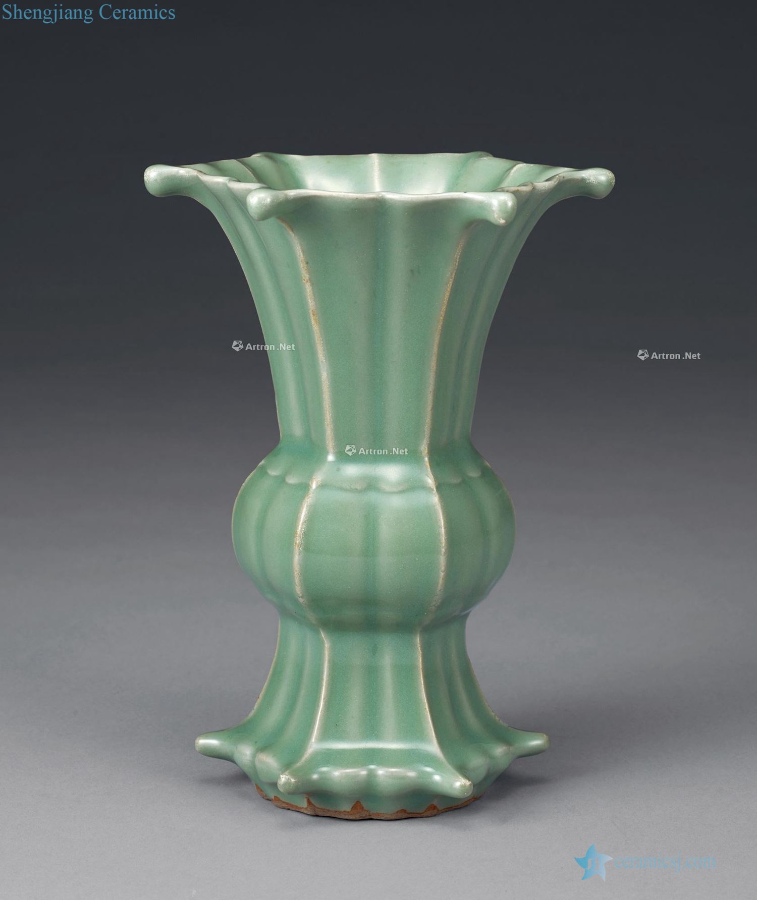 The song dynasty Longquan celadon celadon vase with flowers
