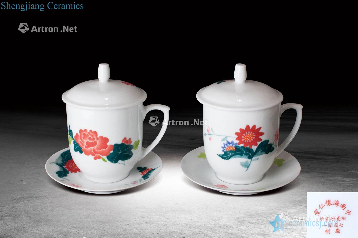 In the '60 s Zhongnanhai HuaiRenTang a pair of red rose tea cup with saucer