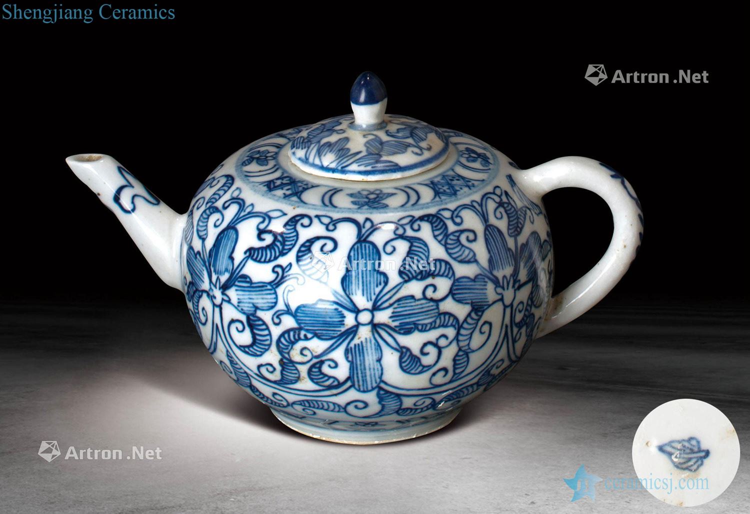 Blue and white flower pattern of the reign of emperor kangxi teapot
