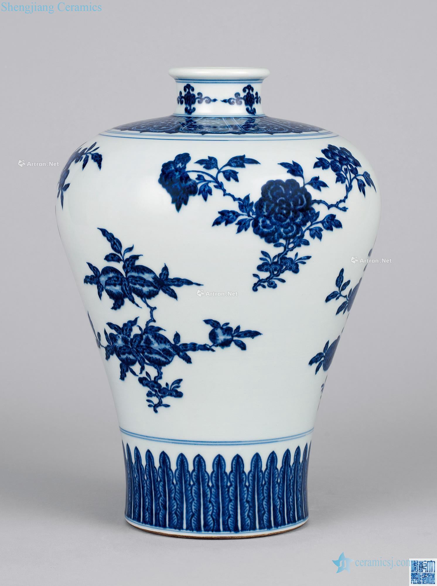 Qing qianlong Blue and white ruffled branch flowers and grain mei bottle