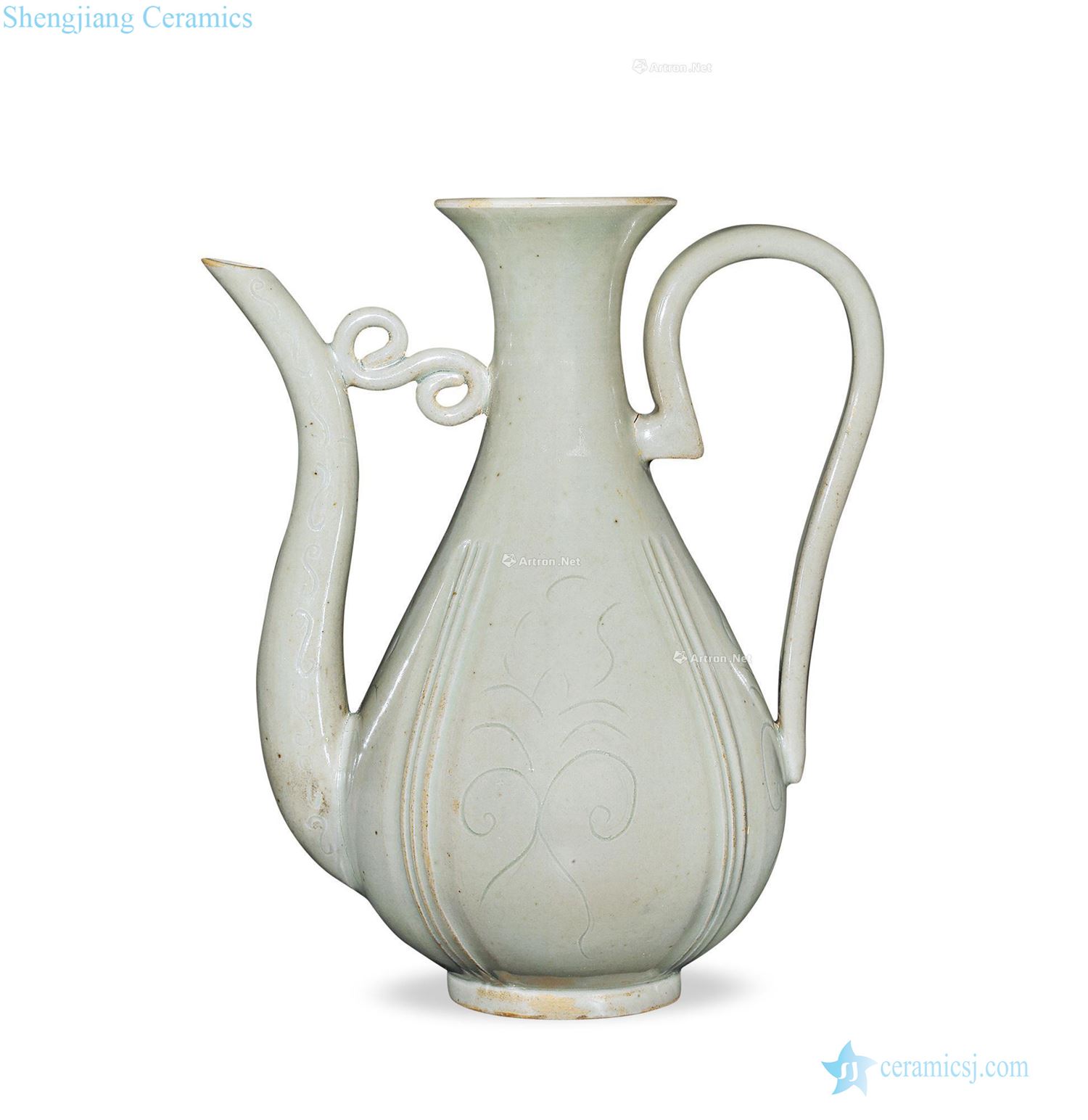In the northern song dynasty kiln celadon ewer