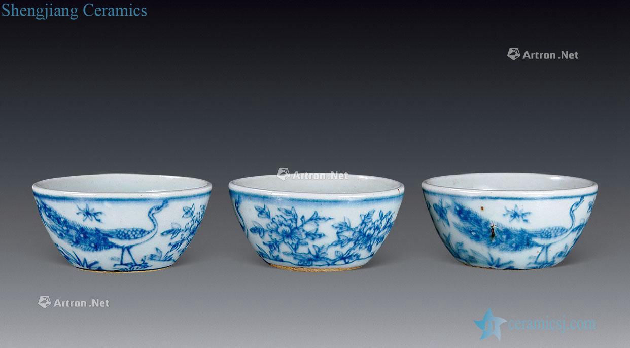 In the Ming dynasty Blue peacock flower grain cup (3)