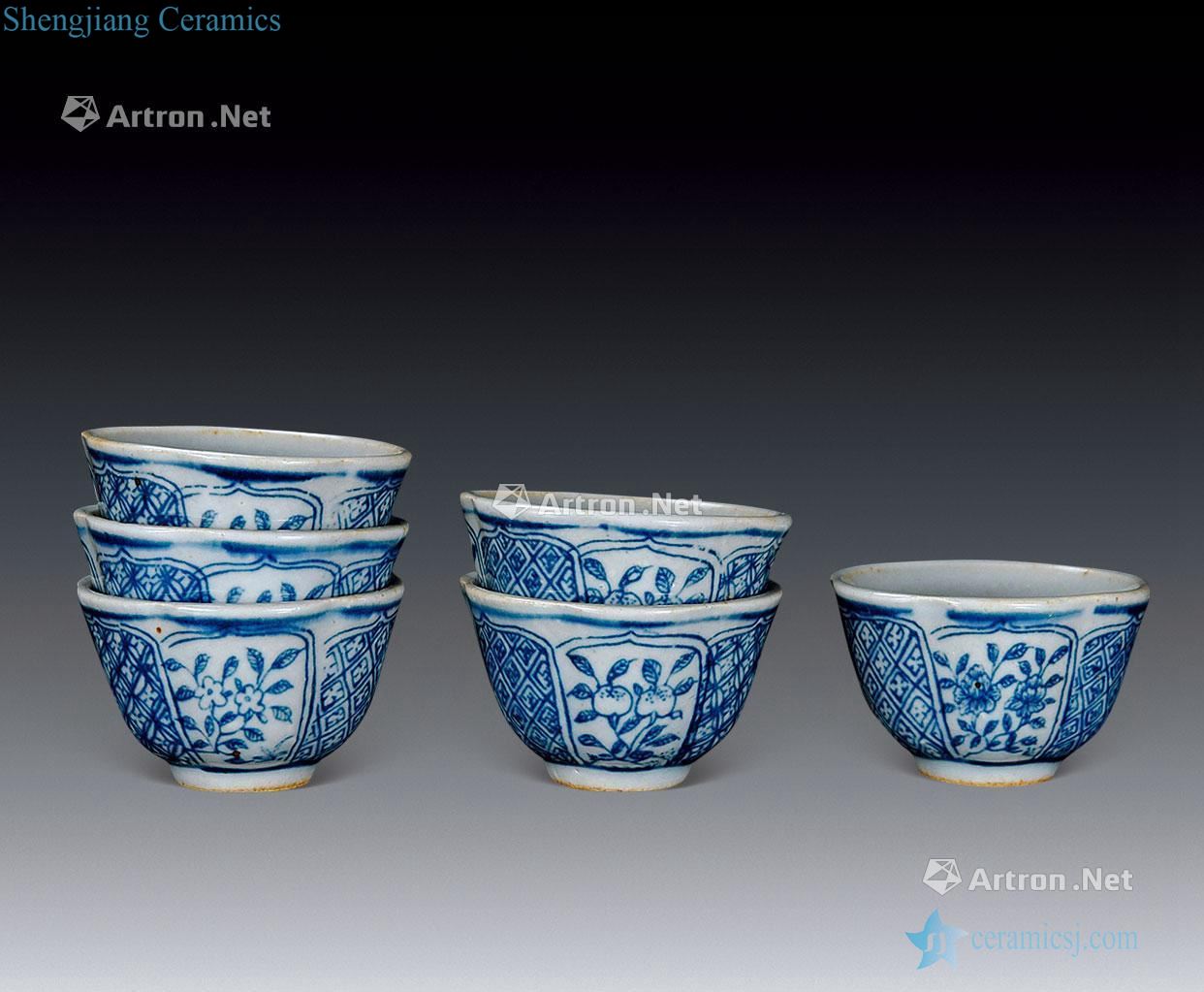 In the qing dynasty Blue and white chrysanthemum petal shaped medallion floral cup (6)