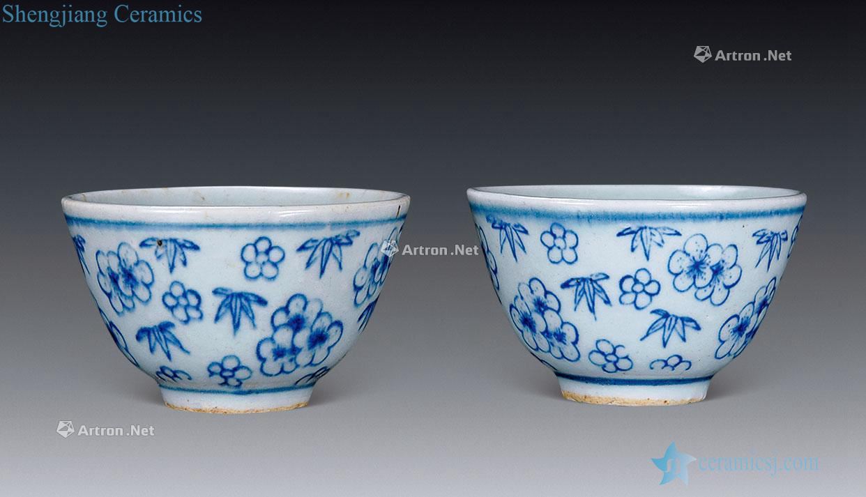 In the qing dynasty Blue and white bamboo plum figure cup (a)