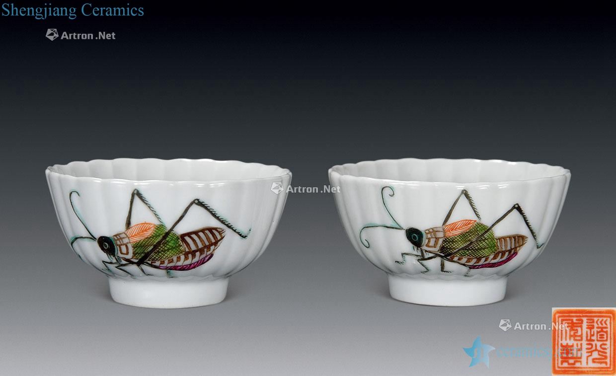 In the qing dynasty colorful des sauterelles chrysanthemum petal shaped cup (a)