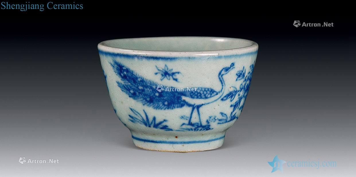 In the Ming dynasty Blue peacock grain cup