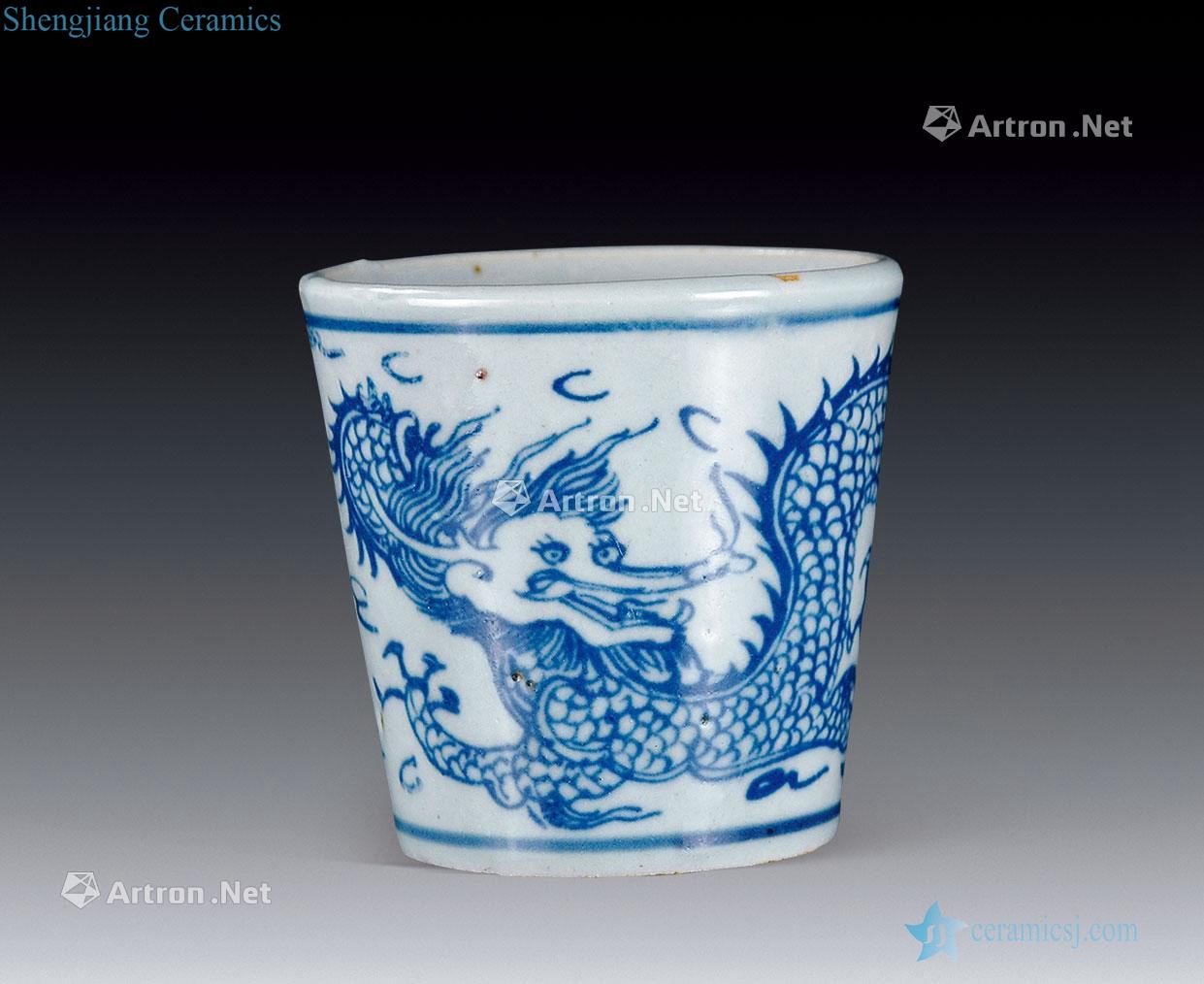 In the Ming dynasty Blue and white dragon barrels of cup