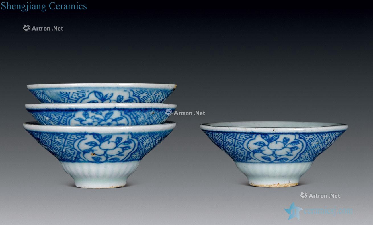 In the Ming dynasty blue and white hat shape flower cup (4)