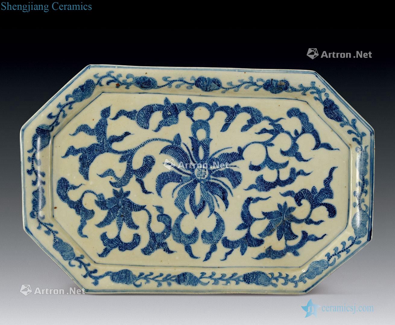 In the qing dynasty Blue and white octagon flower disc