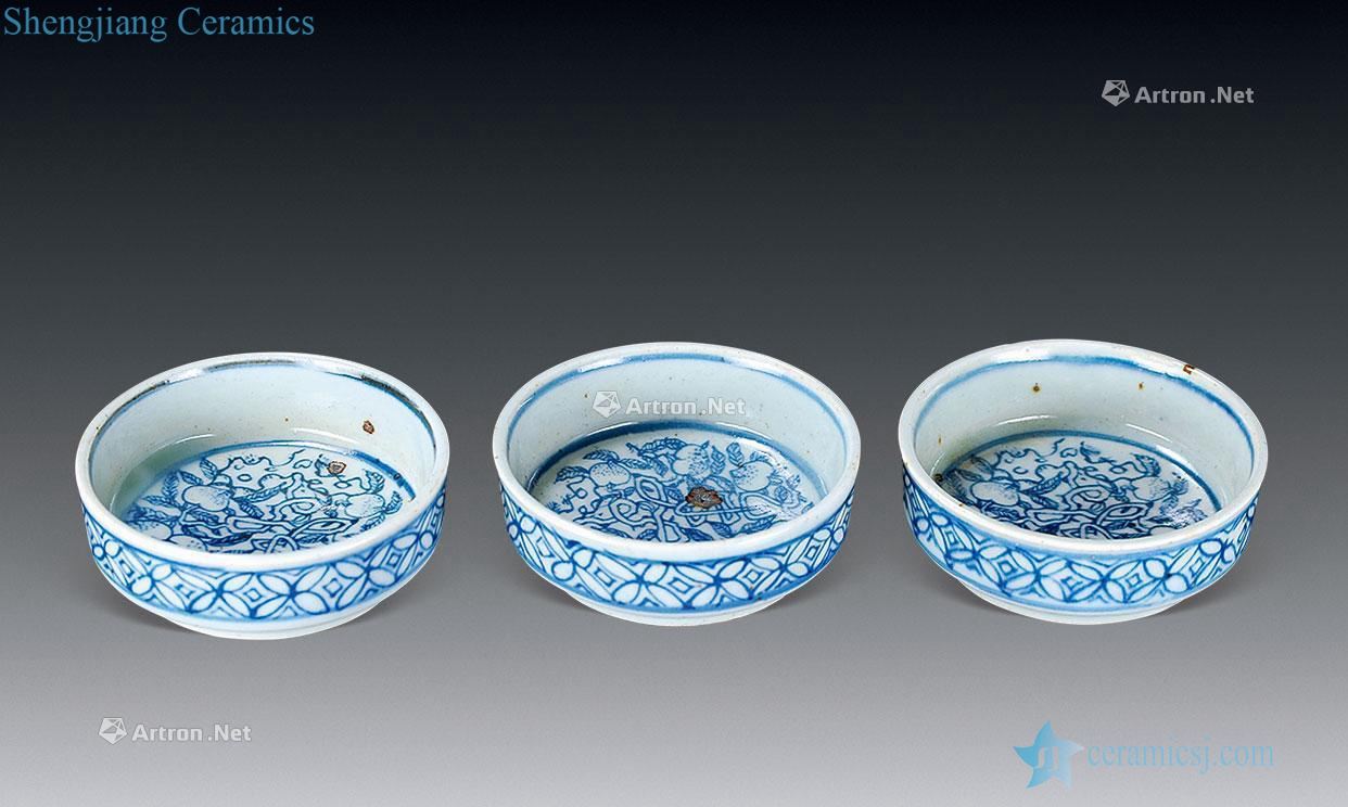 In the Ming dynasty Blue and white peach grain lamp (3)