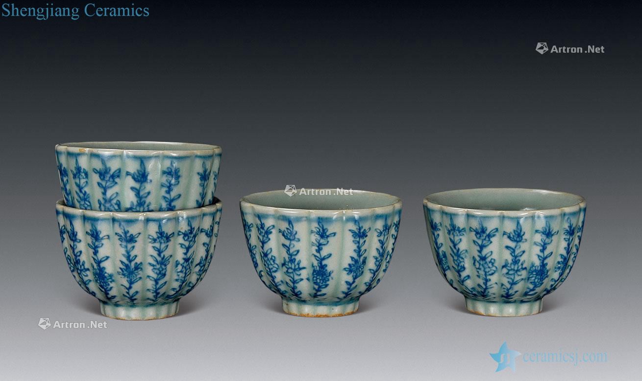 In the qing dynasty Blue and white chrysanthemum petals float grass grain cup (4)