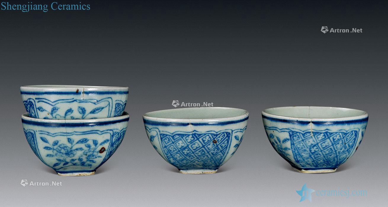 In the qing dynasty Blue and white asparagus medallion floral cup (4)