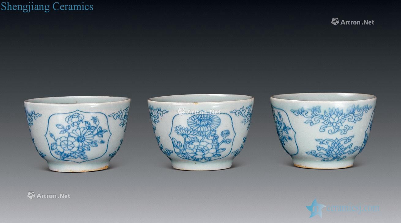 In the qing dynasty Blue and white medallion floral cup (3)