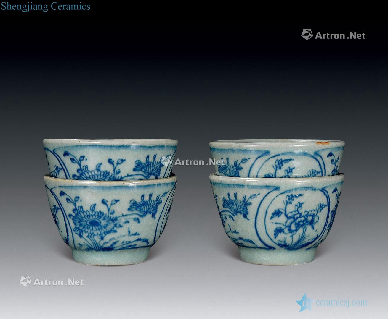 In the qing dynasty Blue and white medallion chrysanthemum cup (4)