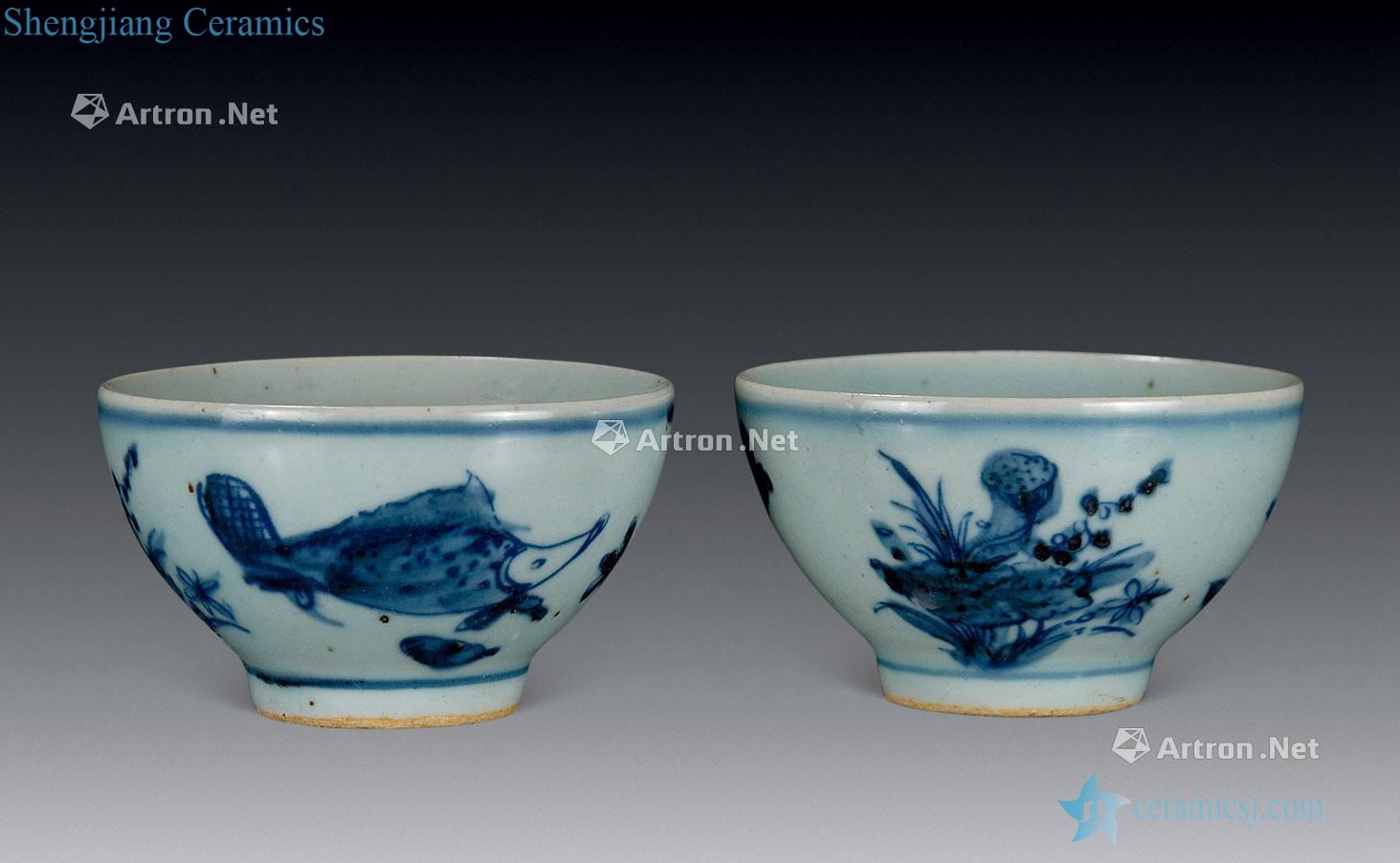 In the qing dynasty Blue and white fish algae cup (a)