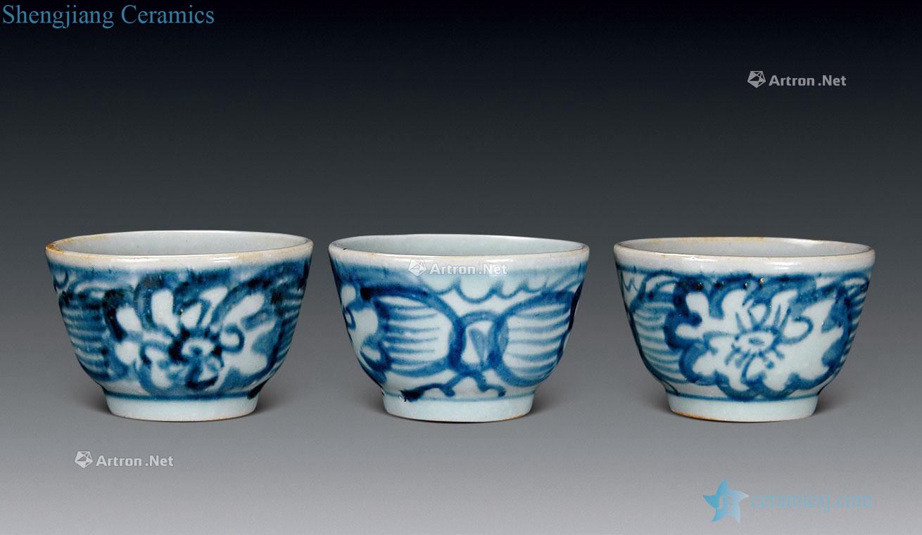 In the Ming dynasty blue and white a little peony grains cup (3)