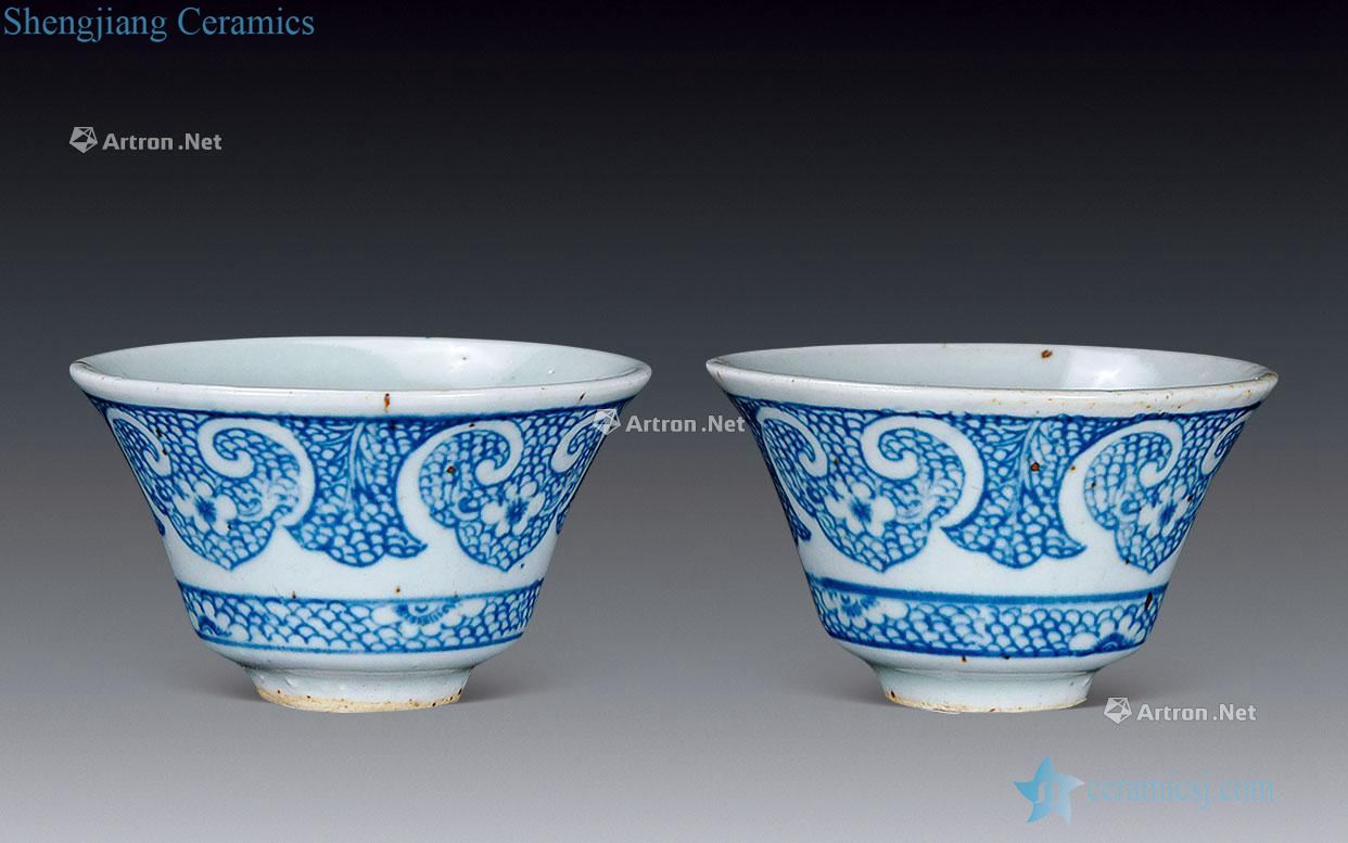 In the Ming dynasty Blue and white satisfied grain pressure hand cup (a)