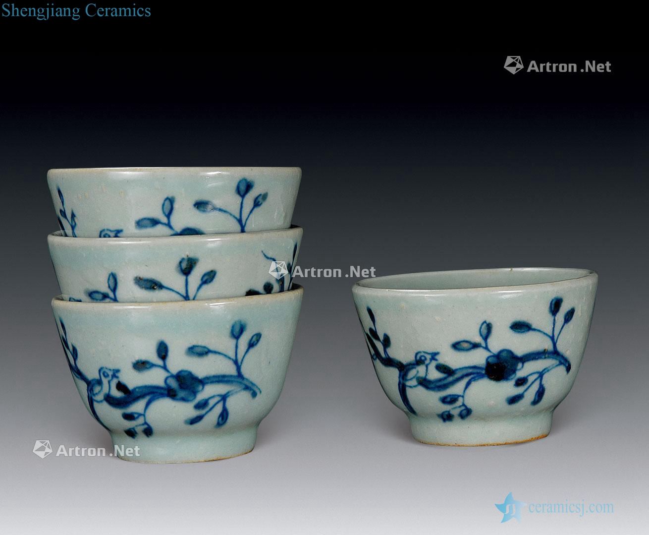 In the qing dynasty Blue and white flowers and birds cup (4)