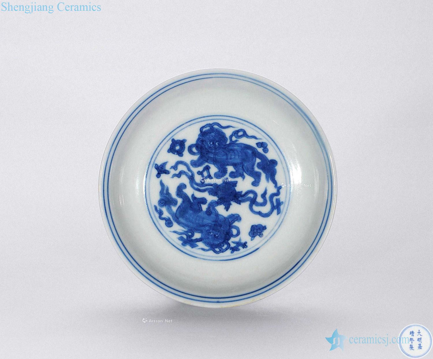 Ming jiajing Blue and white double lion figure plate play the ball