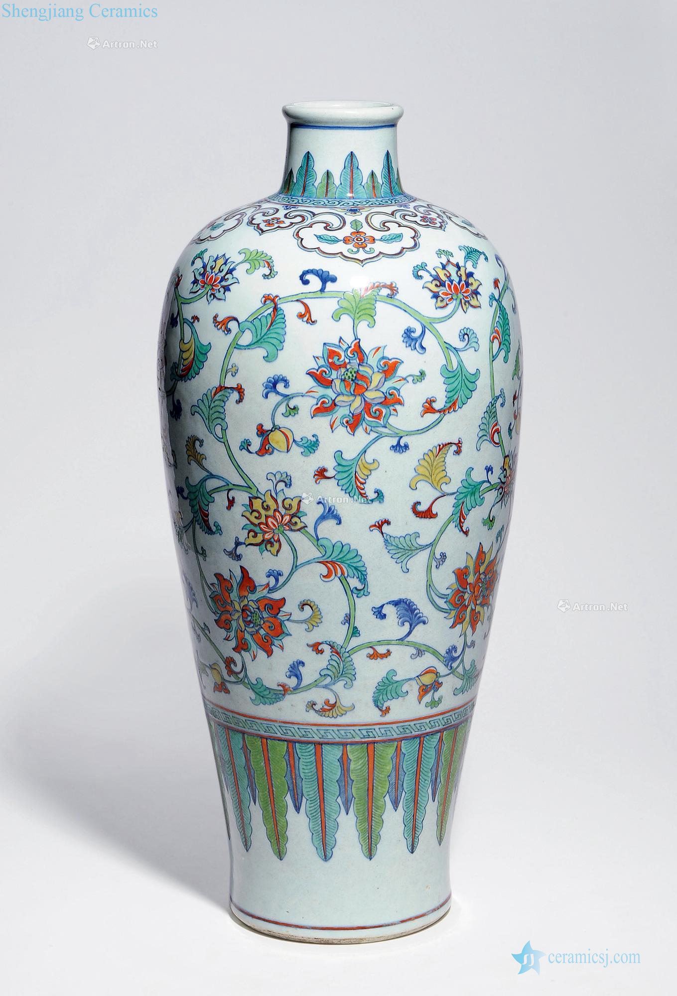 Qing qianlong bucket color lotus flower grain big plum bottle