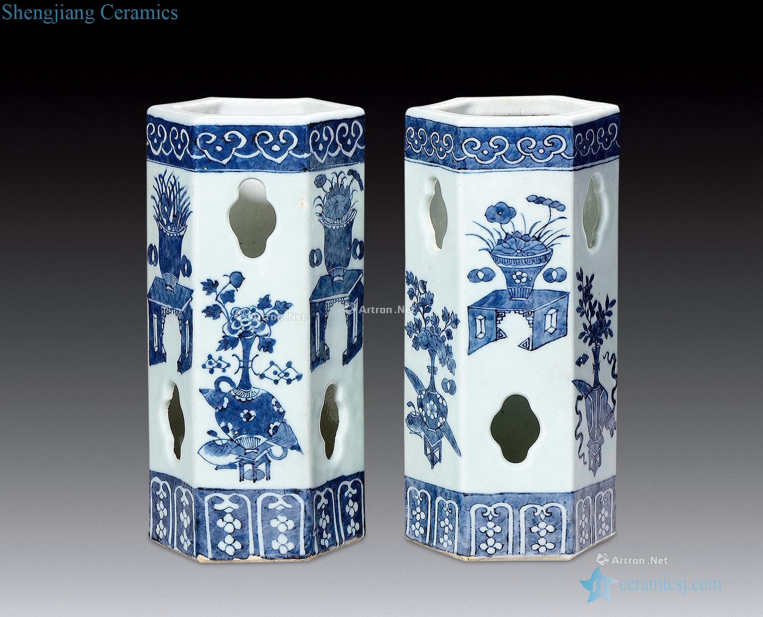 Qing dynasty blue and white hollow out cap tube (a)