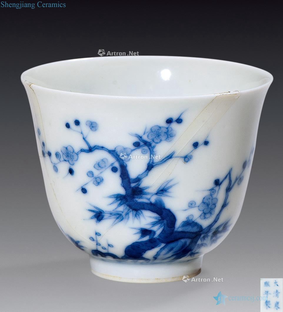 Qing dynasty blue and white flower grain small cup
