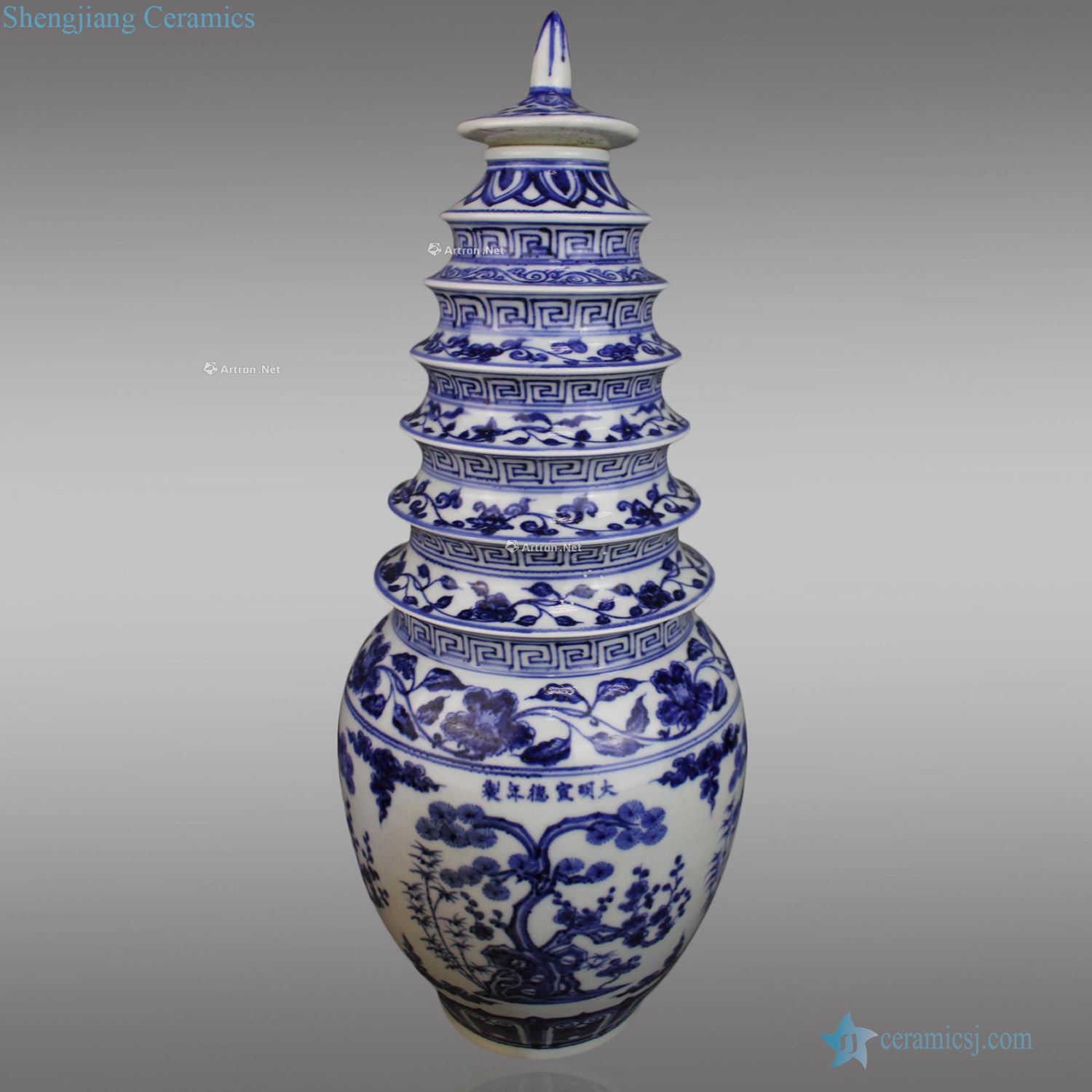 In the Ming dynasty Blue and white flower grain tower bottle