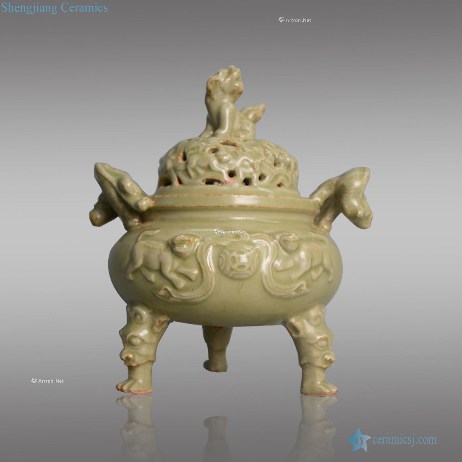 Ming Longquan celadon benevolent button three-legged incense burner