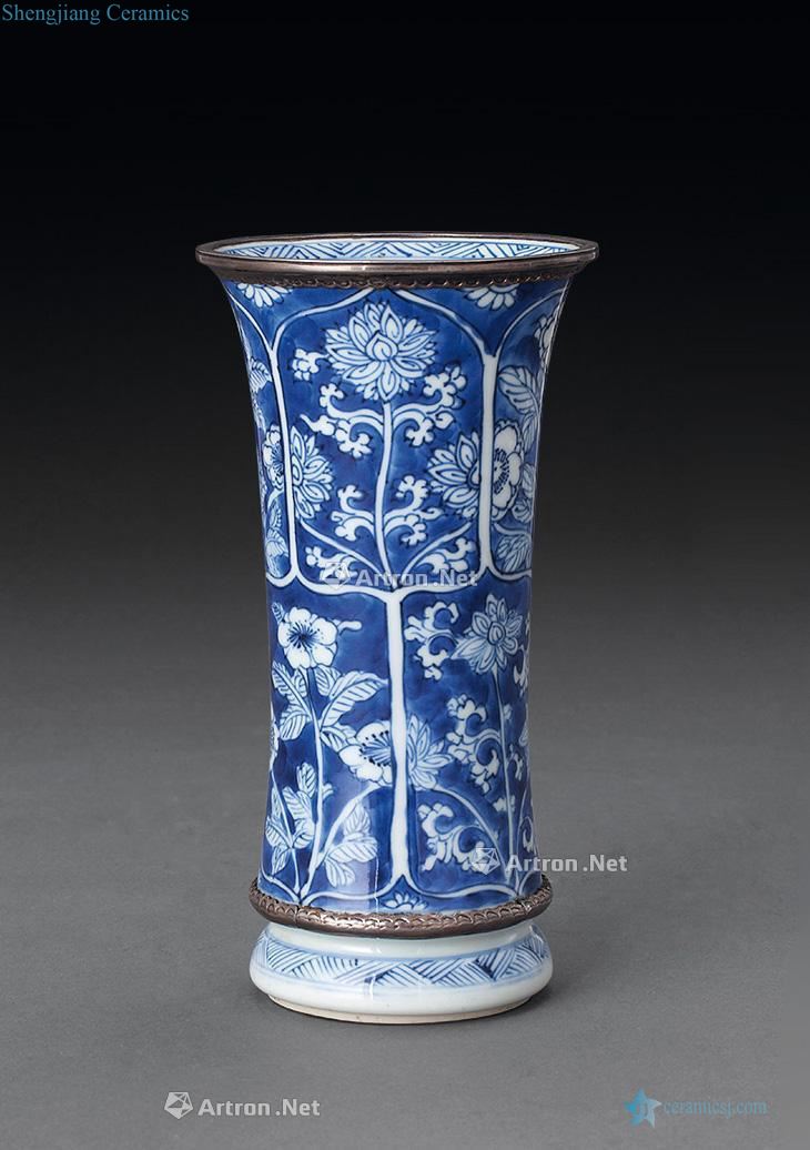 The qing emperor kangxi porcelain white medallion grain vase with flowers