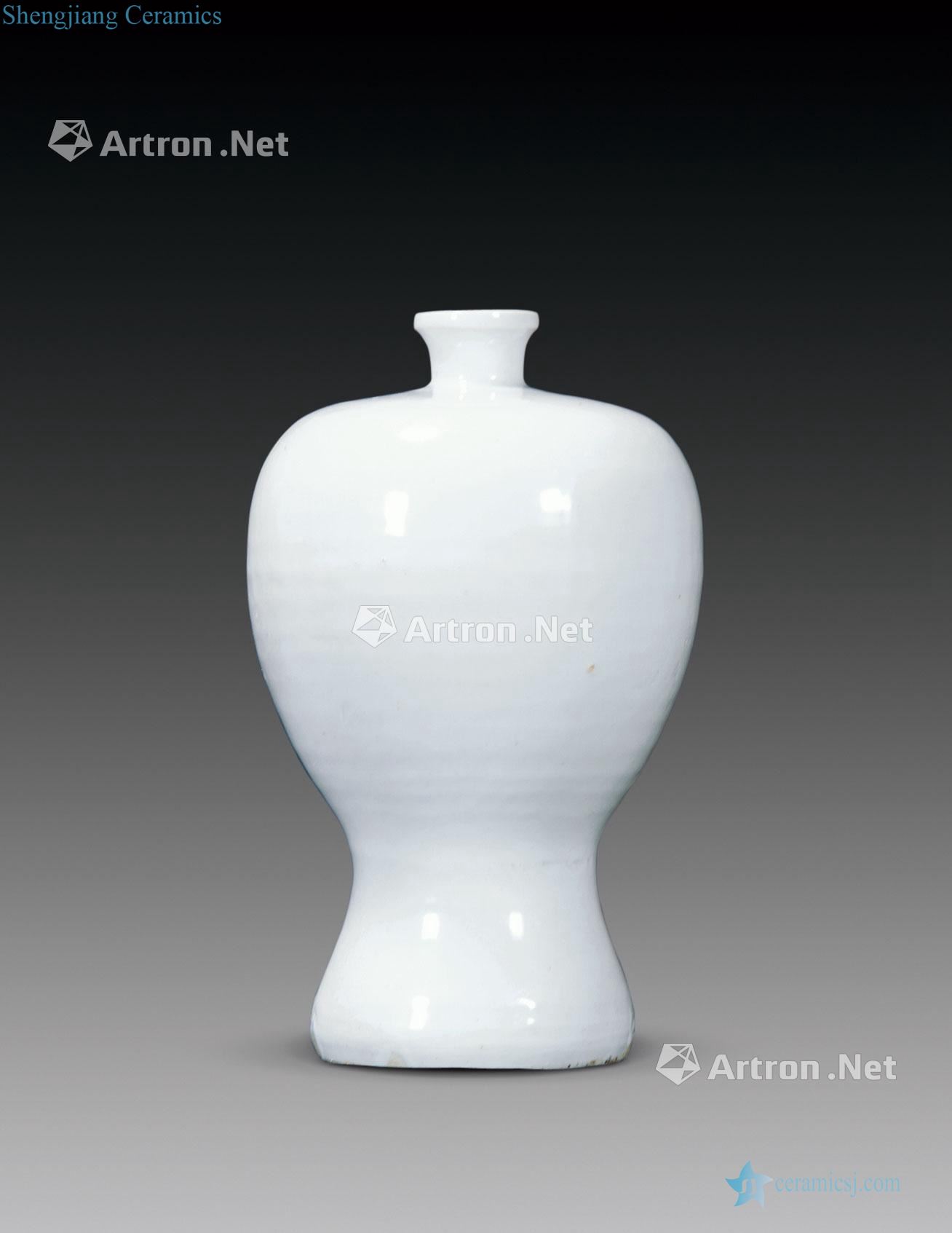 yuan White glazed mei bottle