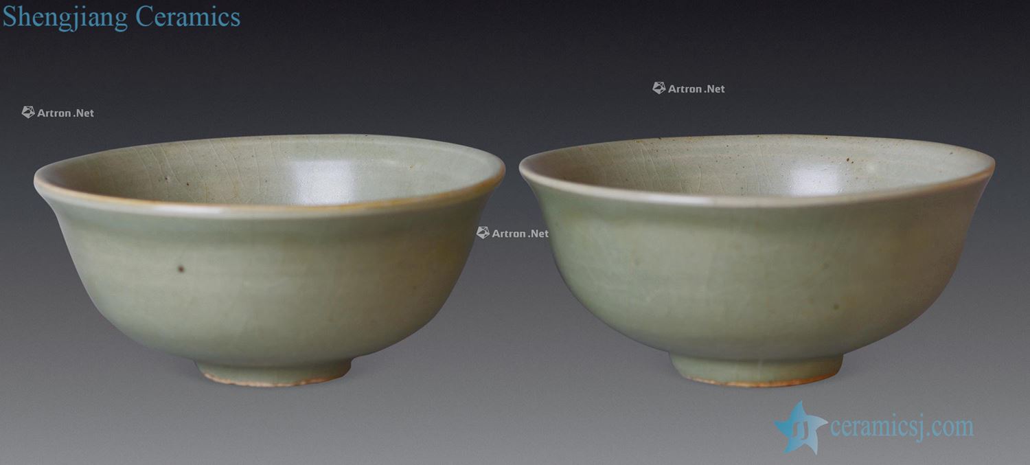 Ming or earlier Longquan celadon carved lotus pattern bowl (a)