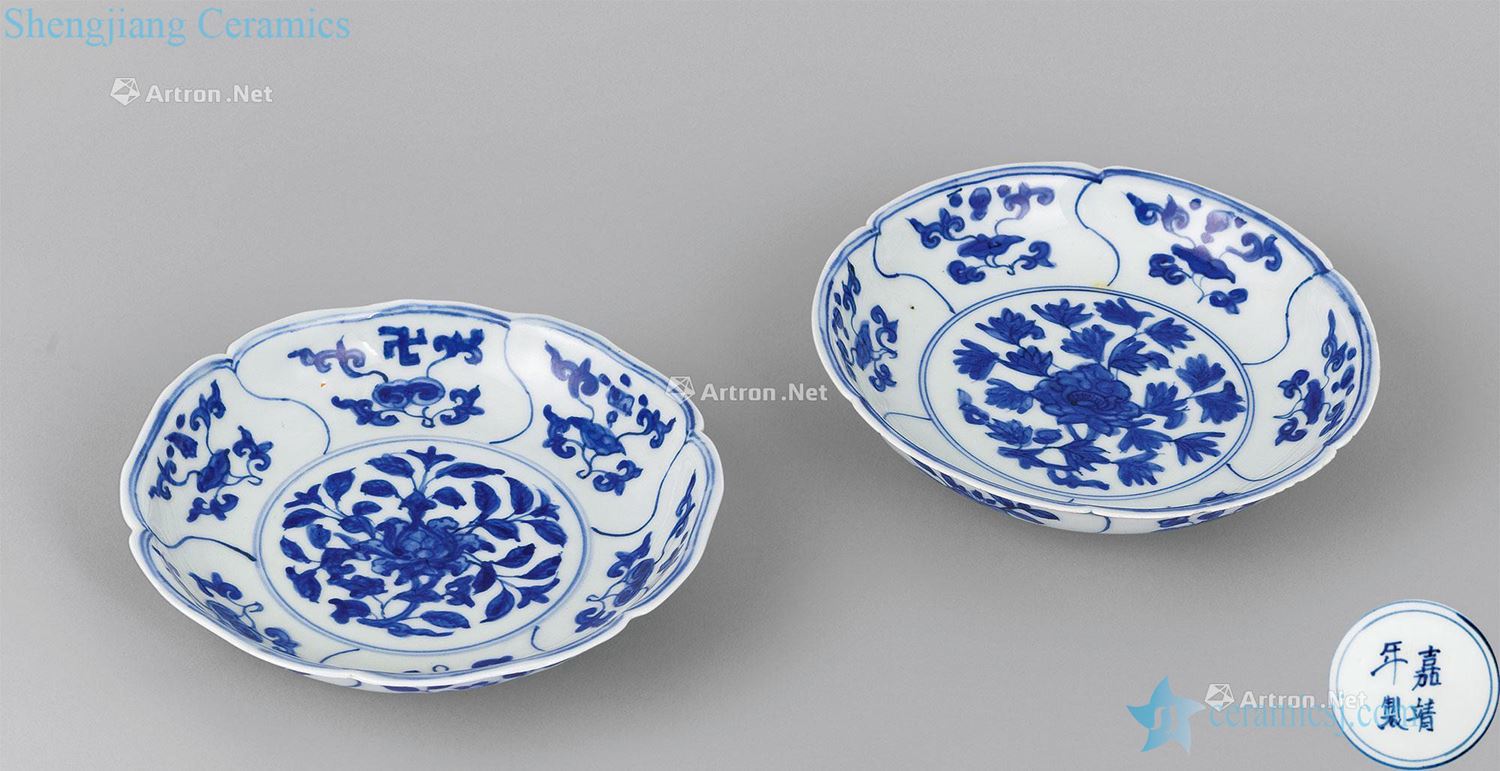 Ming jiajing Blue and white folding branches flower plate (a)
