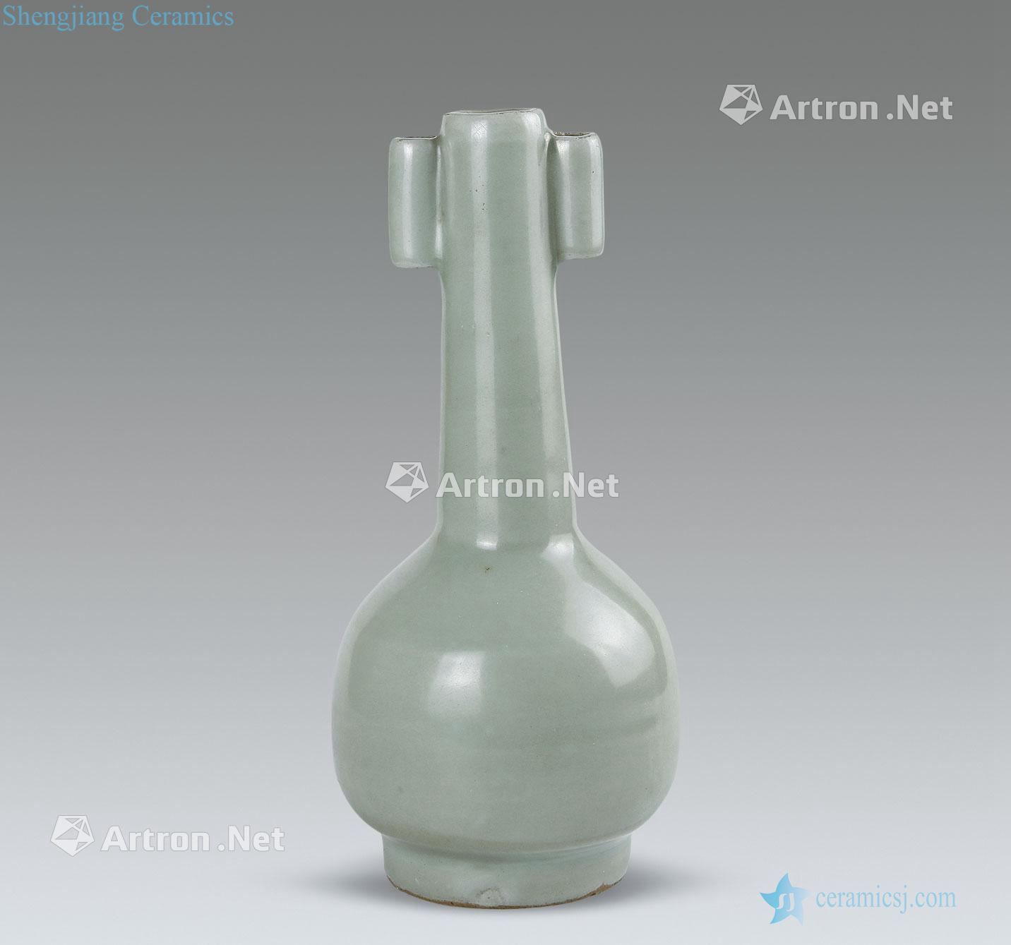 Ming Longquan celadon vase with a long neck injection