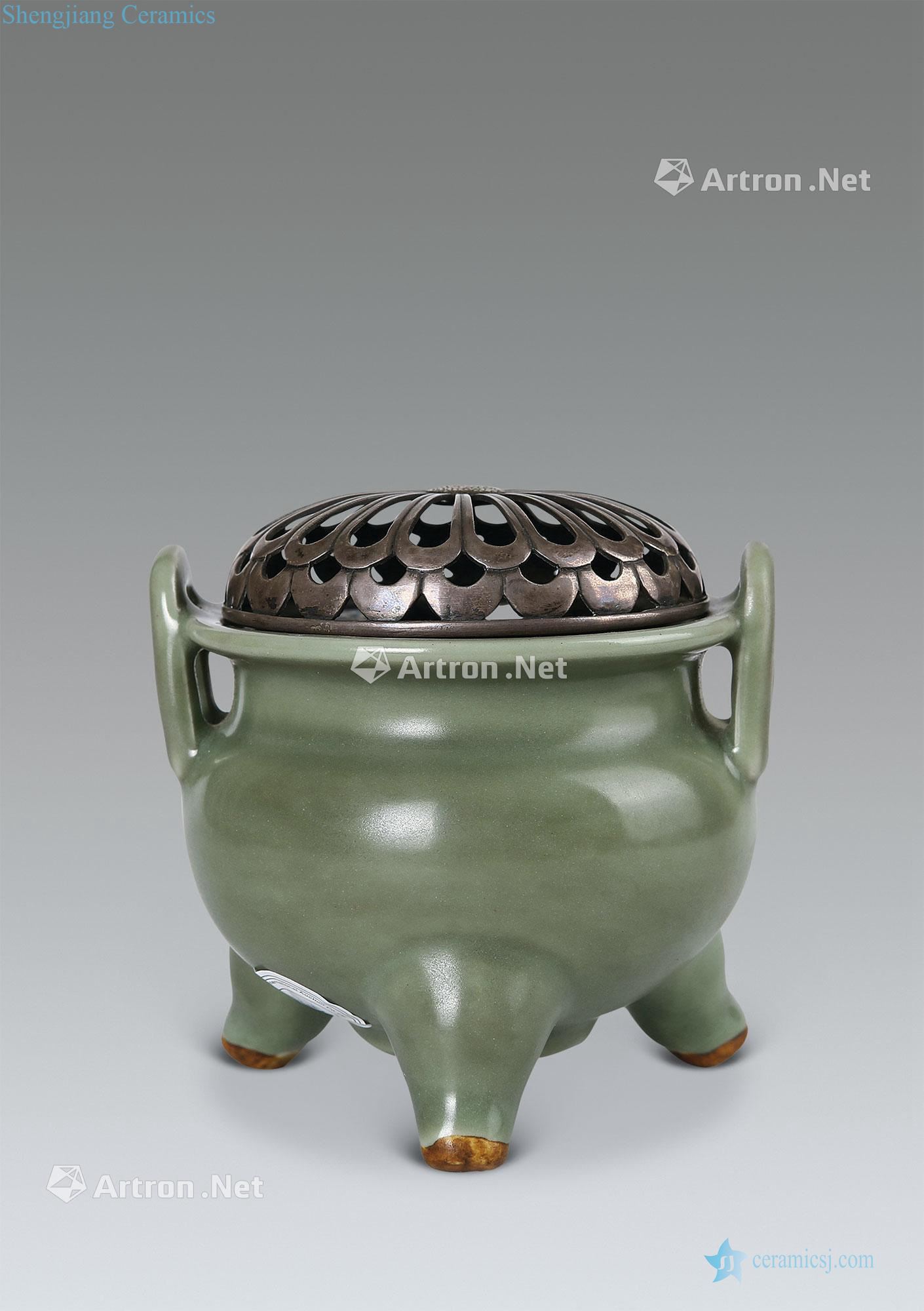 Ming Longquan celadon plum green fuming furnace with three legs