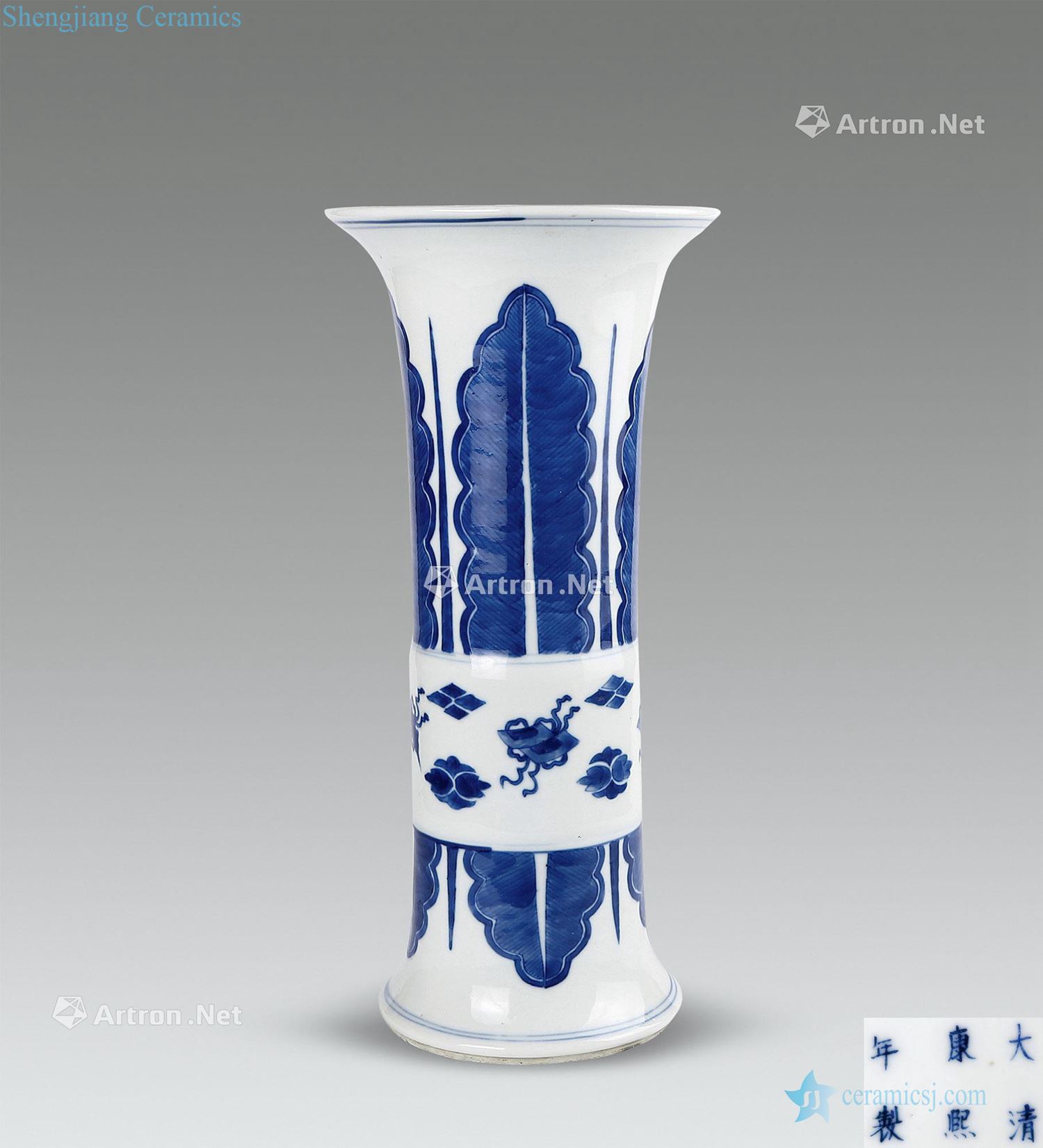 Kangxi porcelain in grain vase with flowers