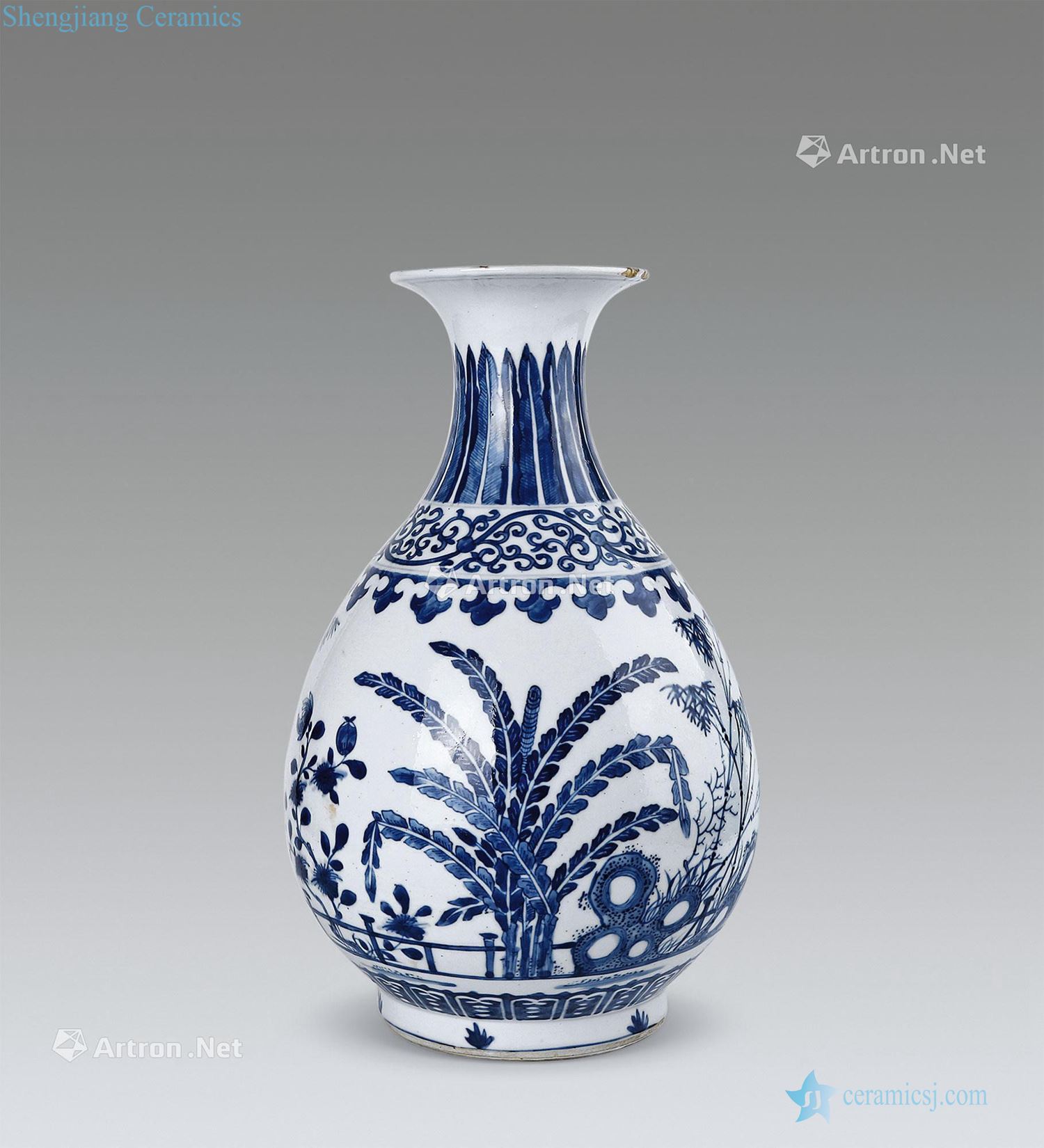 In the Ming dynasty Blue and white shochiku grain okho spring bottle