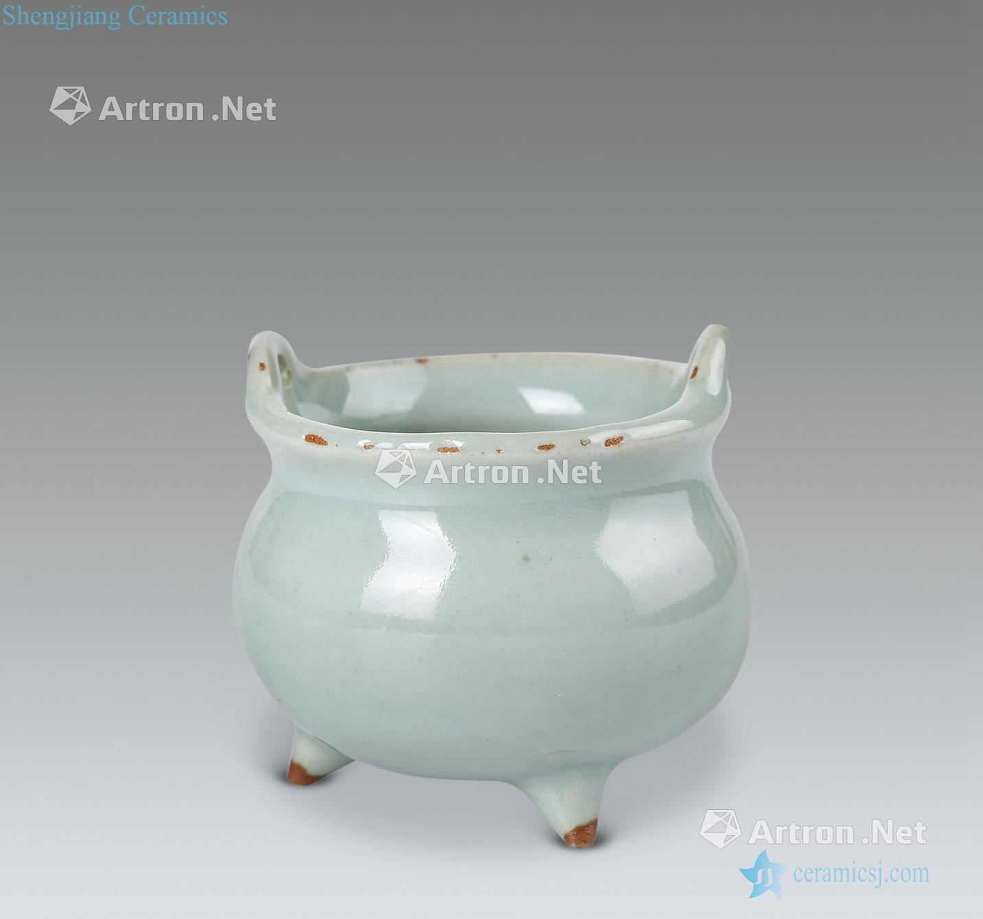 Ming Longquan celadon powder blue glaze furnace with three legs