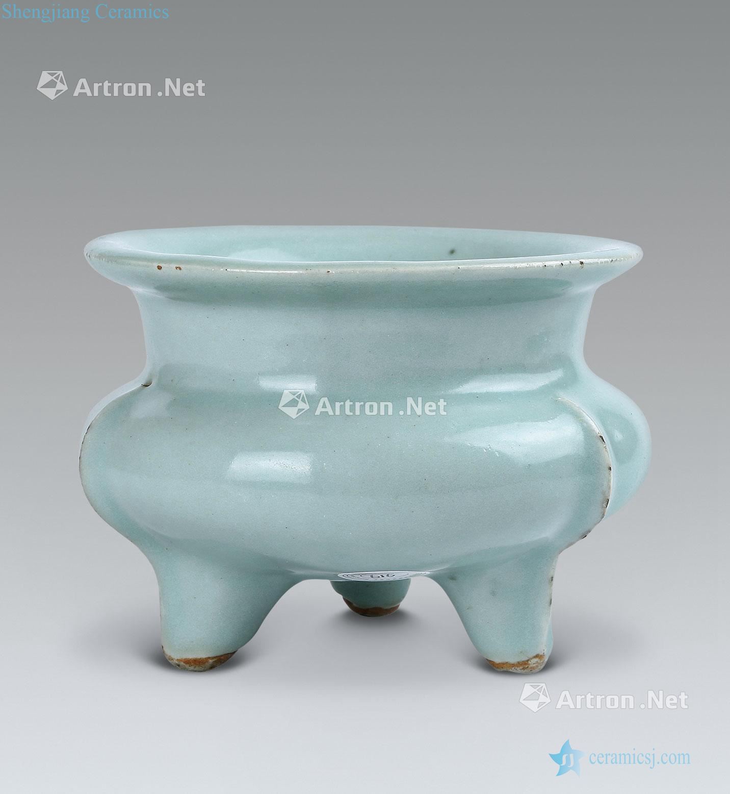 Ming powder blue glaze longquan celadon furnace with three legs