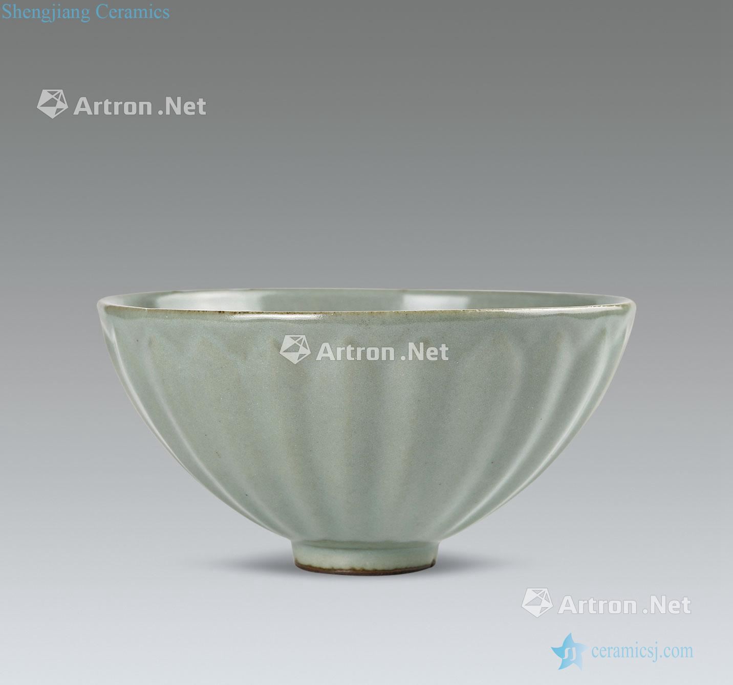 Ming Longquan celadon dark carved petals green-splashed bowls