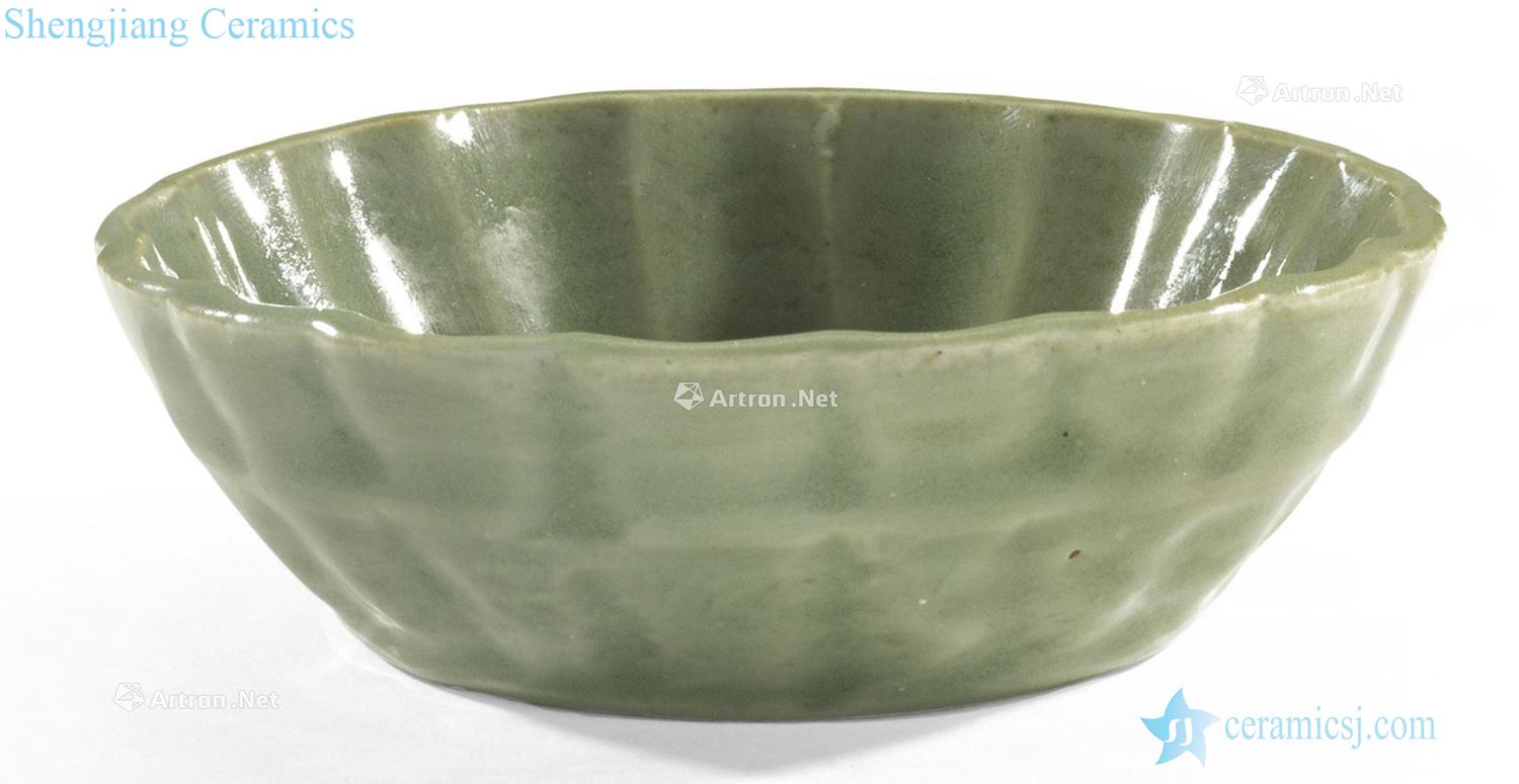 The song dynasty Longquan celadon green glaze ridge type shallow 盌