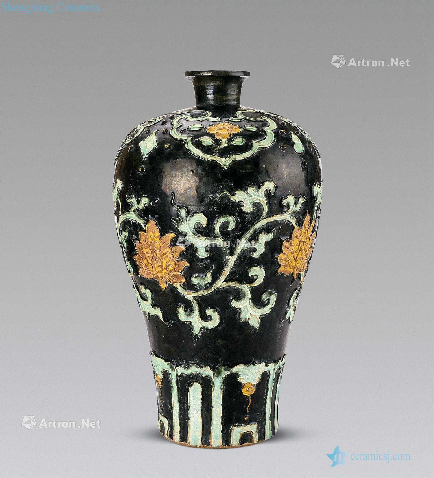 Ming Colored enamel porcelain bottle