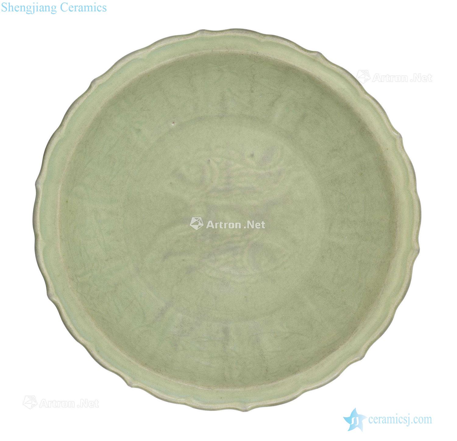 The fourteenth century Longquan green glaze Pisces mouth plate edges