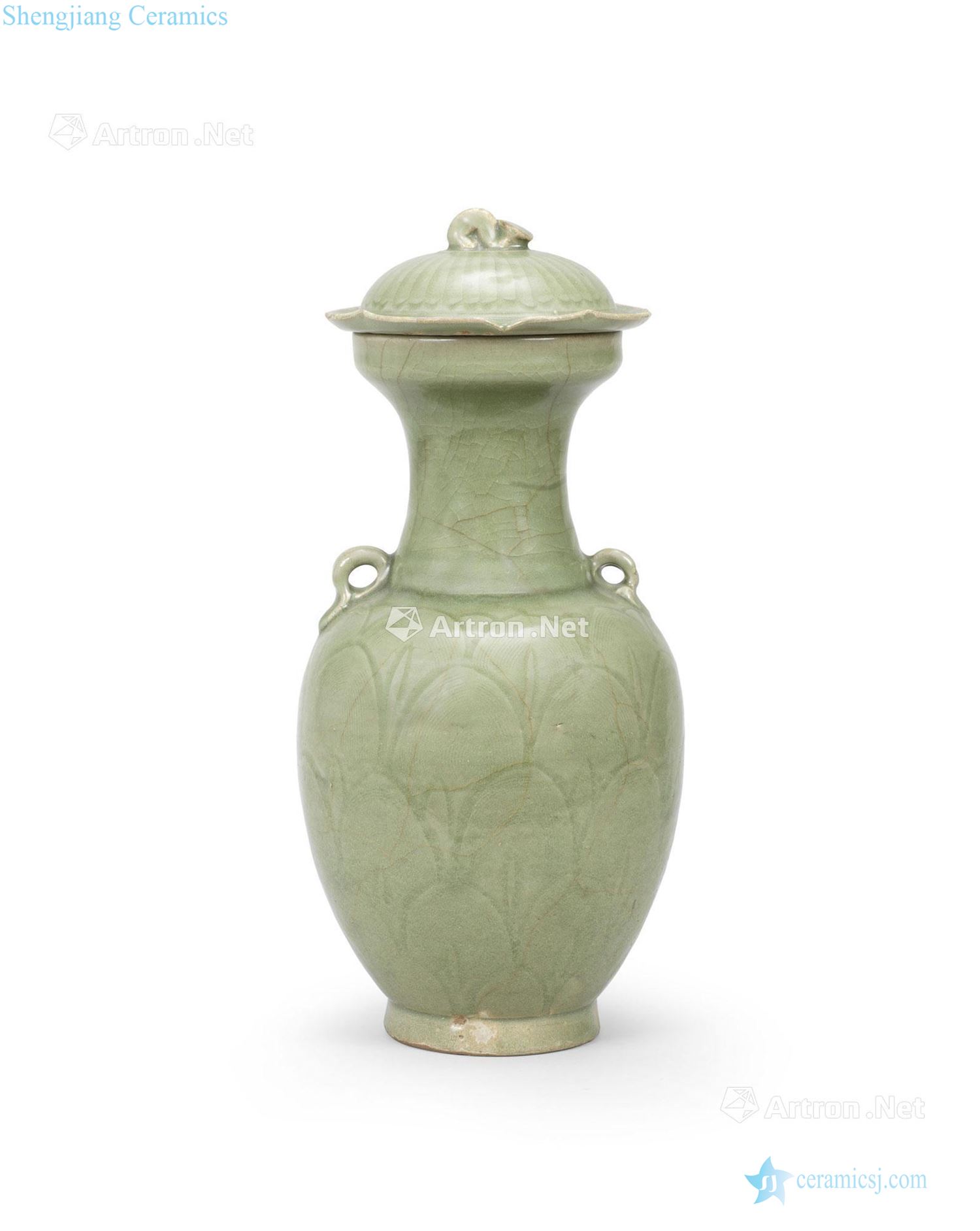 The 13th century Longquan lotus-shaped lines cover bottle green glaze