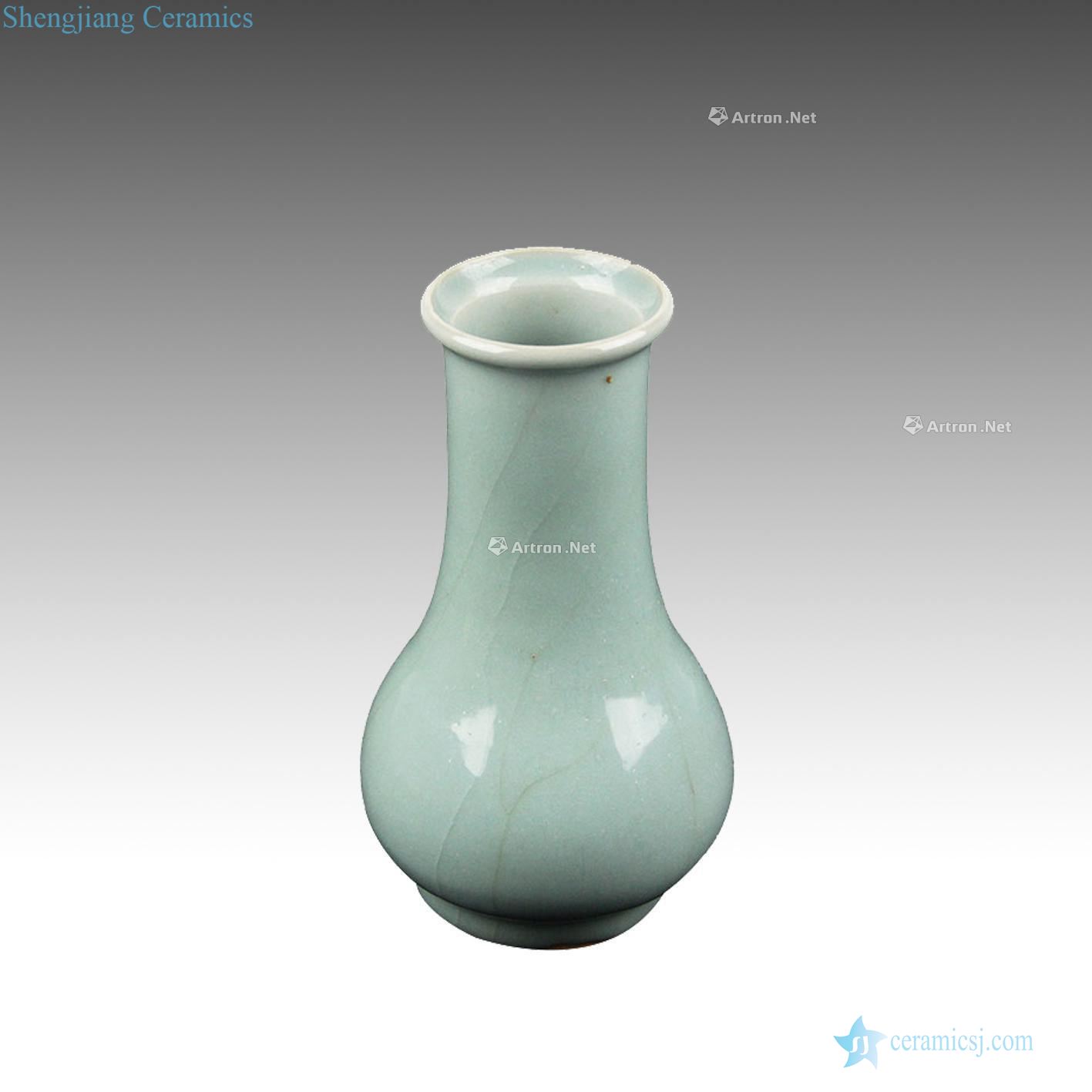 The song dynasty Longquan celadon plum green bravery type bottle