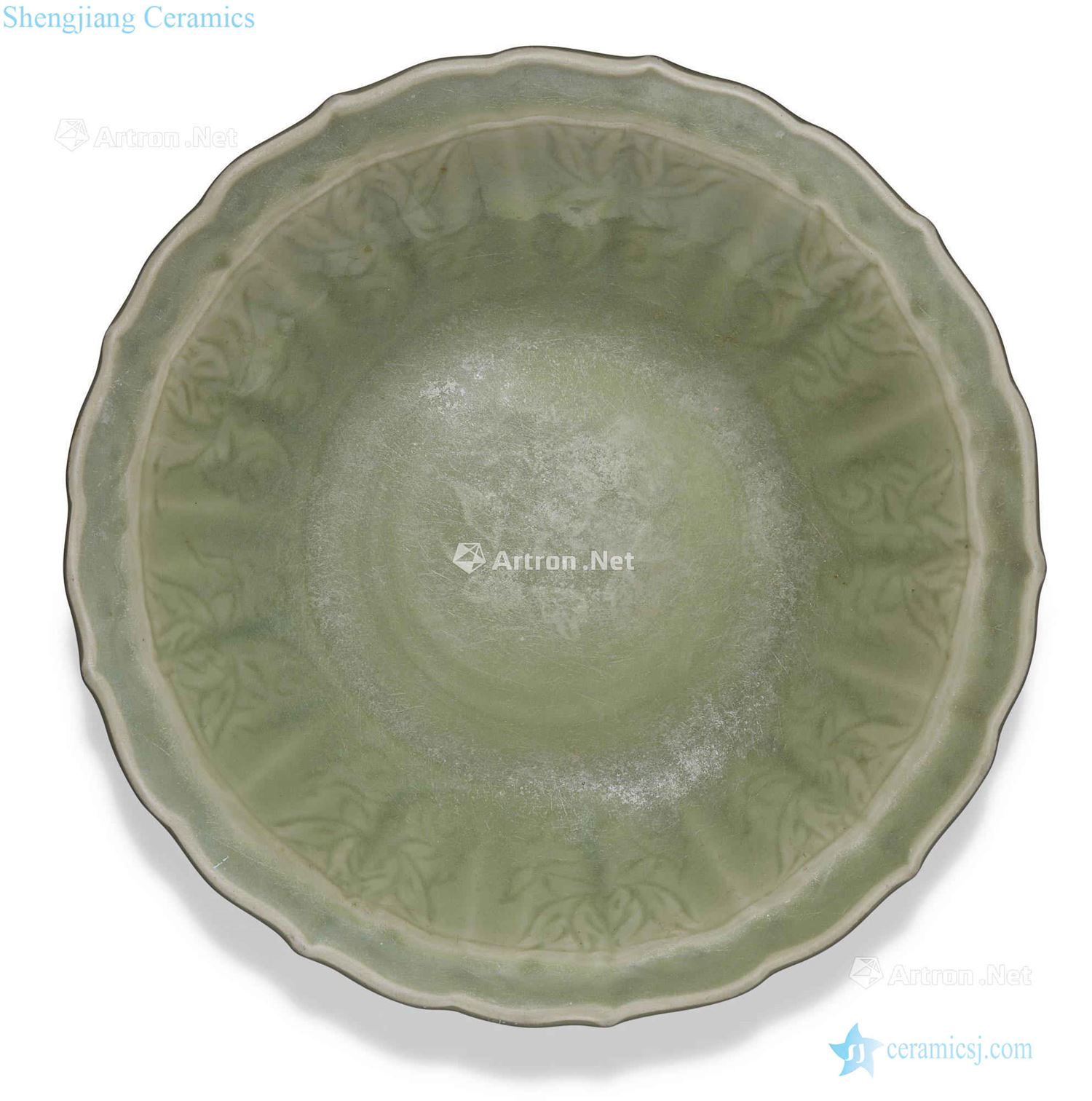 Ming Longquan green glaze lotus wen mouth fold edges along the plate