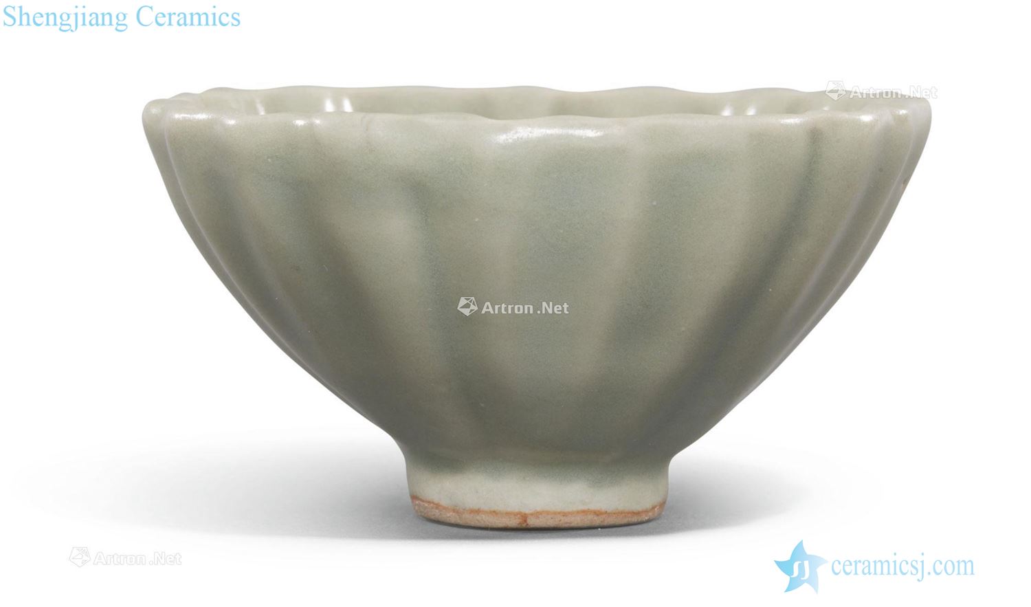 The song dynasty Longquan celadon glaze cup of chrysanthemum valve type