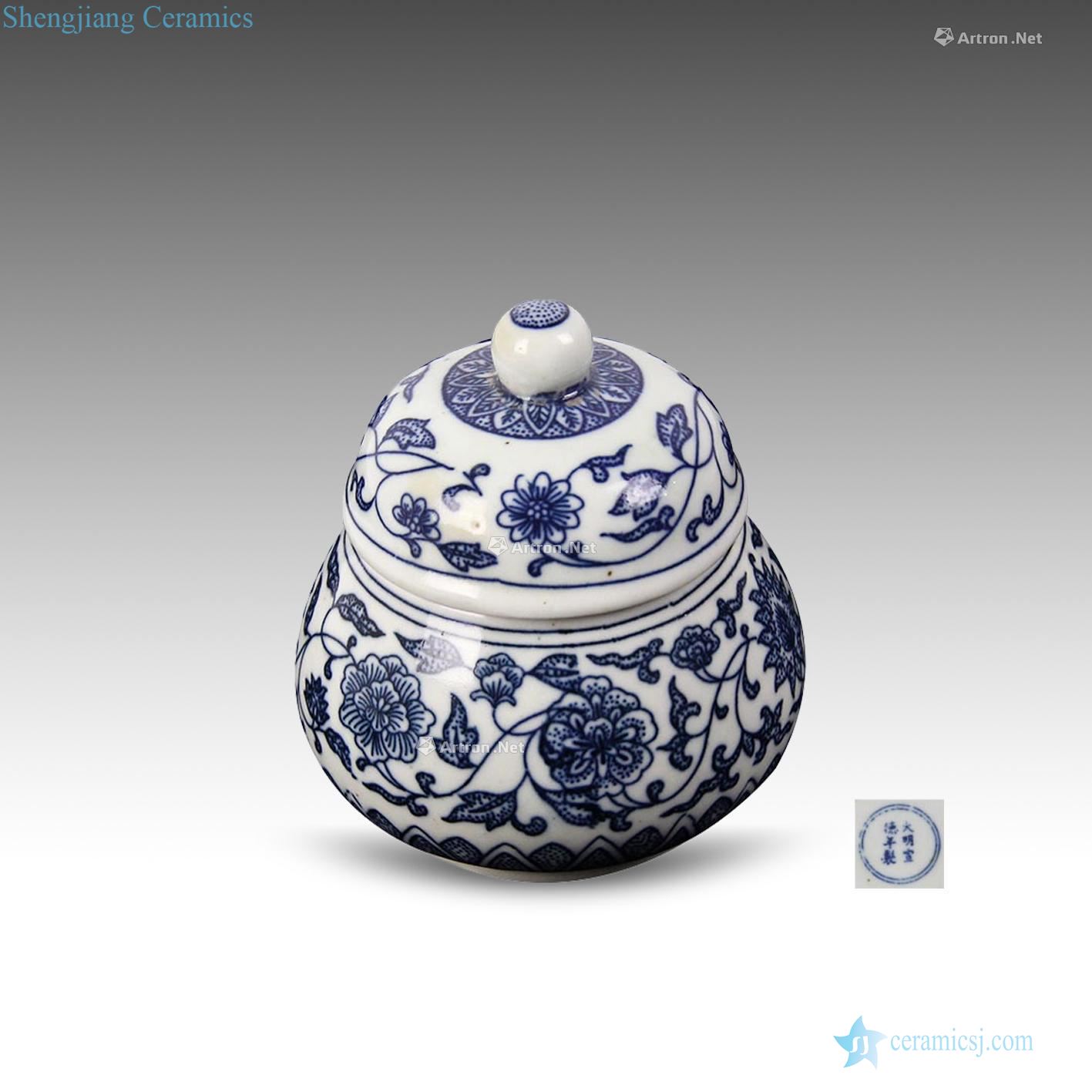 In the Ming dynasty Blue and white pattern cover tank