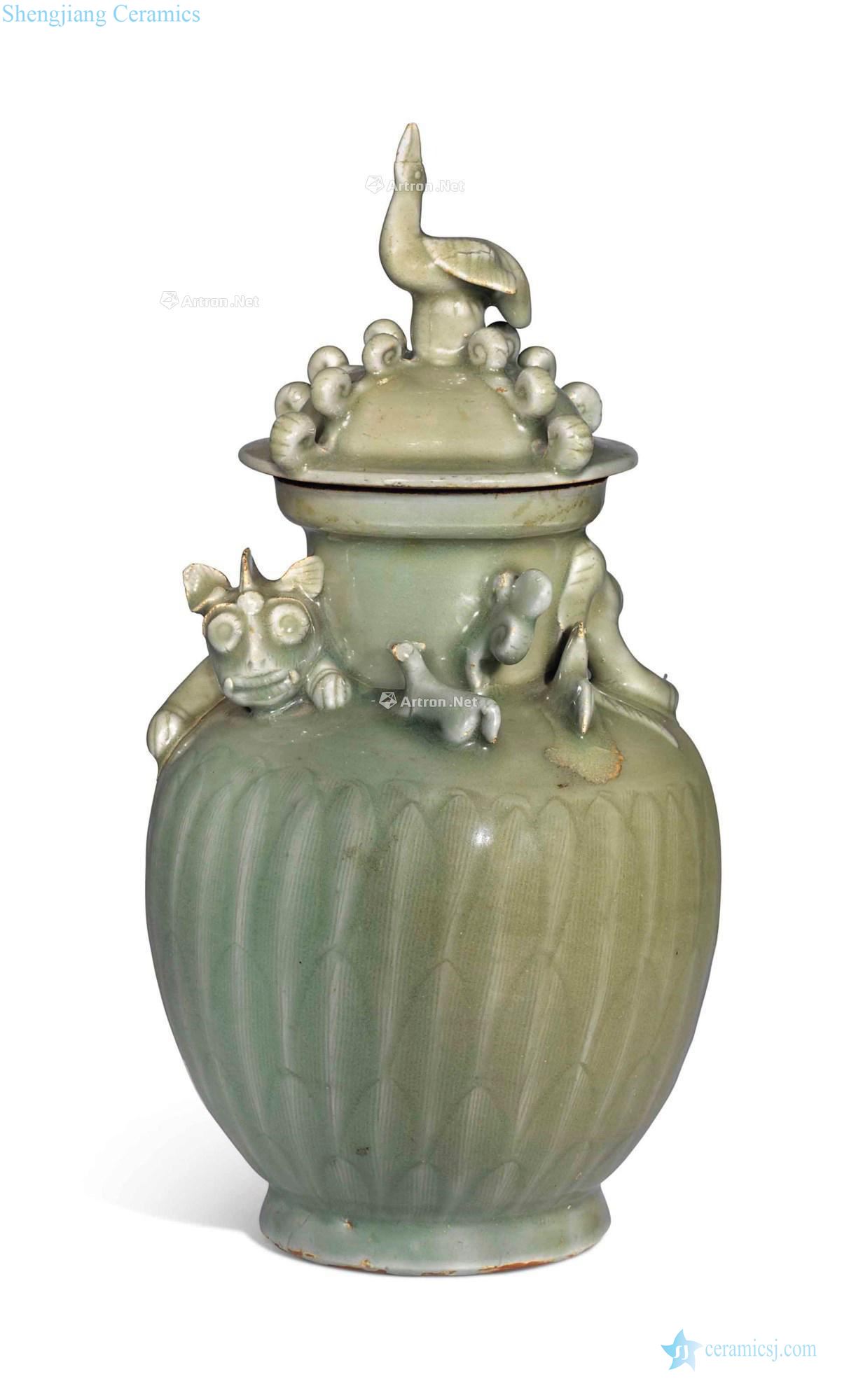 Northern song dynasty Longquan green glaze plastic benevolent lines cover tank