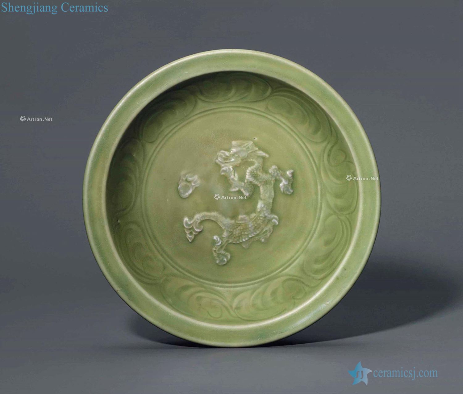 Ming; In the 14th century Longquan green glaze bead dragon pattern plate