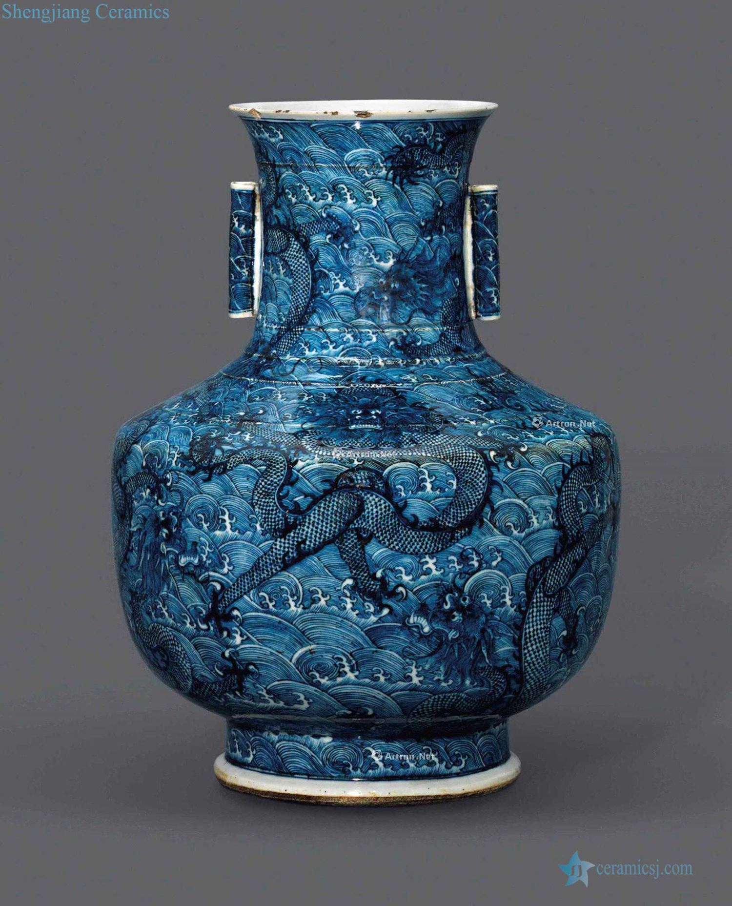 Qing dynasty in the 18th century; In the 19th century Blue and white penetration ears big bottle, Kowloon